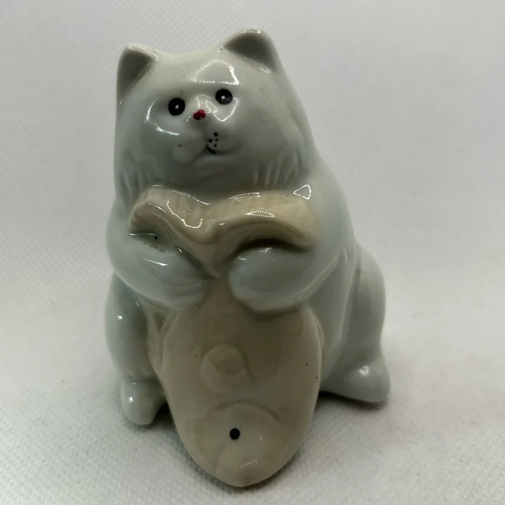 Vintage Salt and Pepper Shakers Ceramic Cat Figurines Fish White Tan